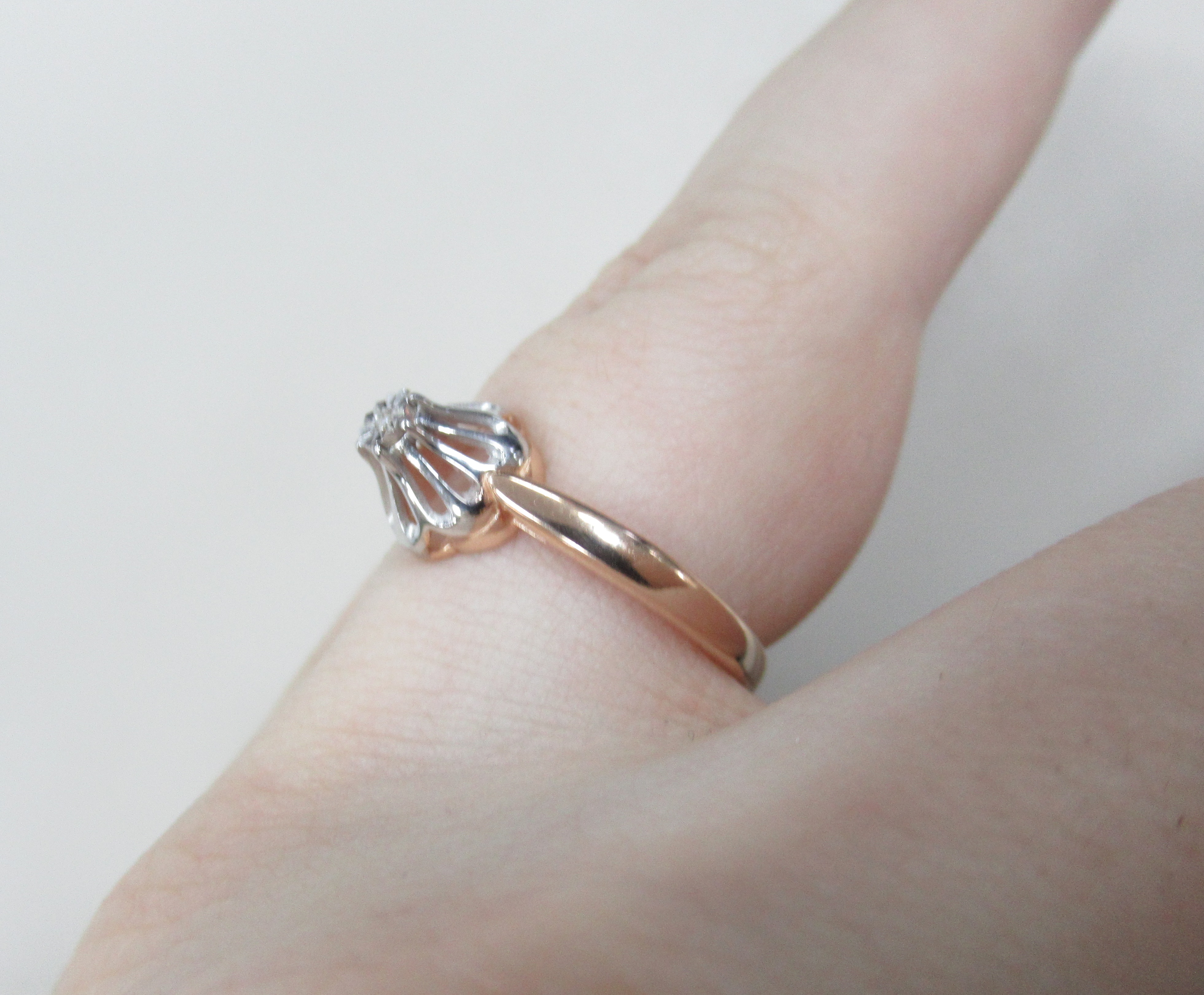 Серебряное кольцо с бриллиантом "Цветок"